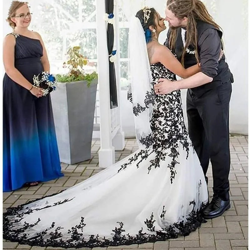 Robes de mariée sirène avec col en cœur, blanc et noir, appliques, lacets dans le dos