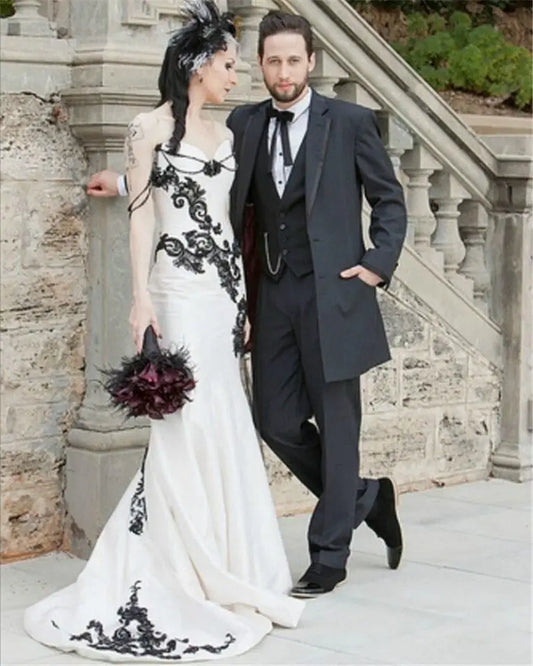 Robes de mariée sirène en dentelle noire et satin blanc