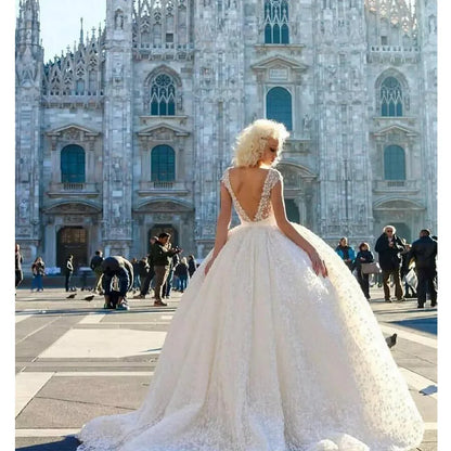 Robe de mariée luxueuse, robe de bal, col en v, dos nu, avec des Appliques en dentelle, sans manches, avec traîne de balayage