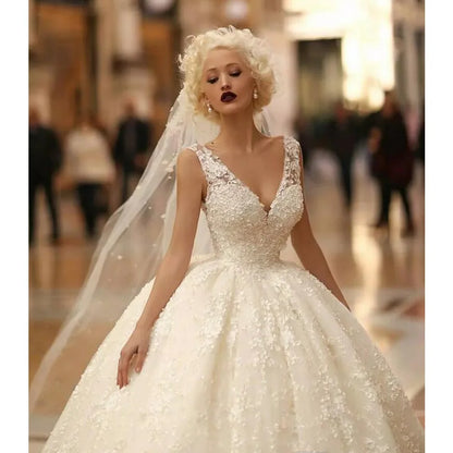 Robe de mariée luxueuse, robe de bal, col en v, dos nu, avec des Appliques en dentelle, sans manches, avec traîne de balayage