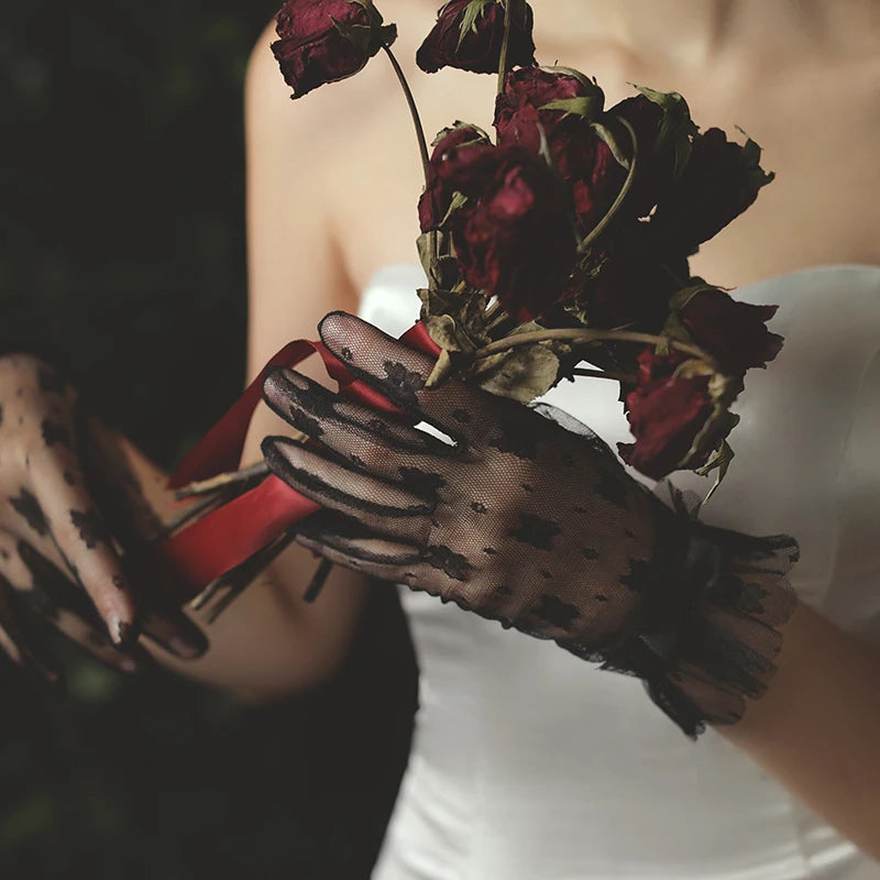 Gants courts de mariage élégants, en Tulle respirant, avec des appliques en dentelle, à volants noirs