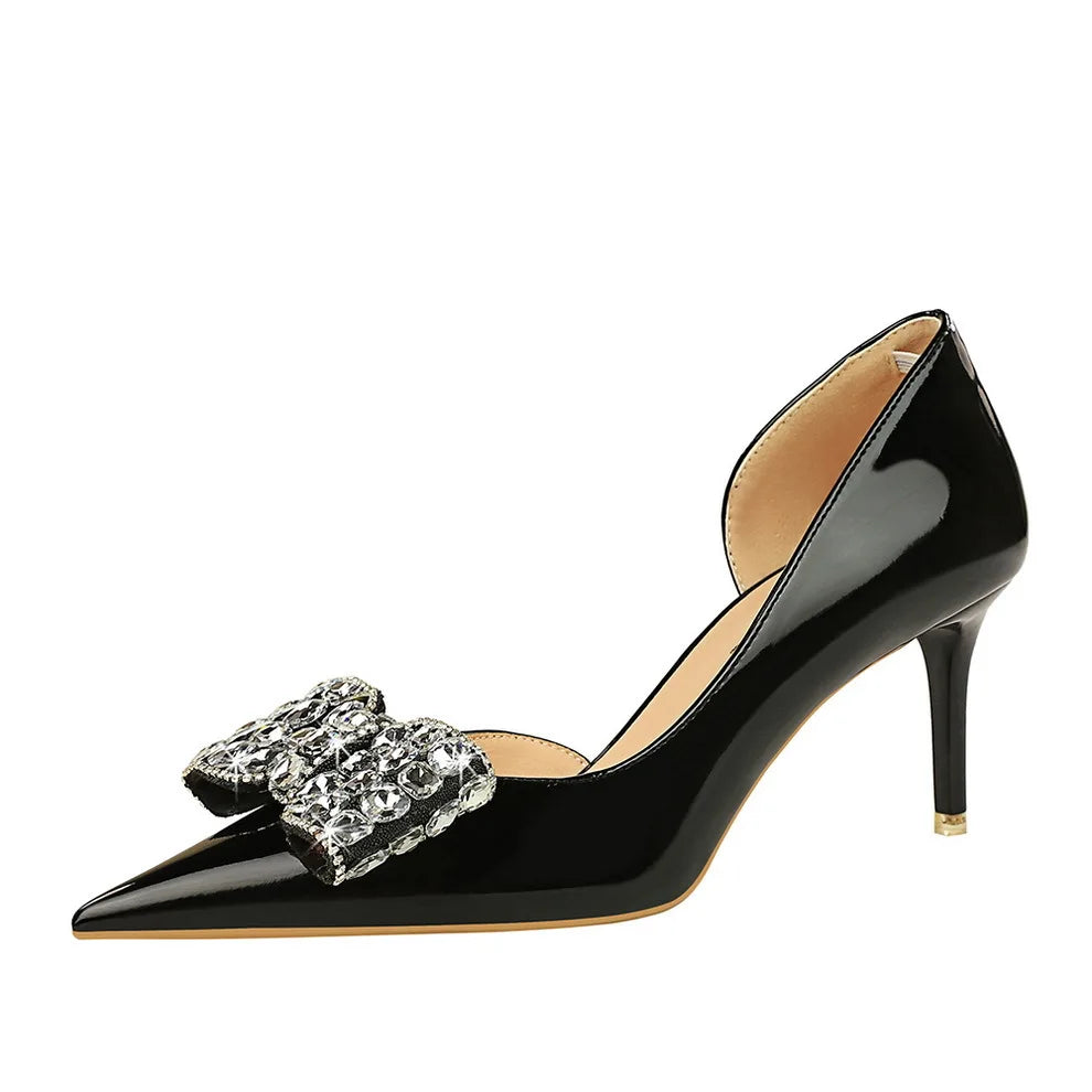 Chaussure talons hauts aiguilles pointu côté creux en cuir verni strass nœud papillon pour femmes