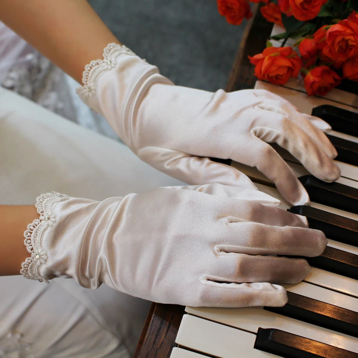 Gants en Satin blanc pour mariée, exquis, dentelle creuse, cristal, bord perlé