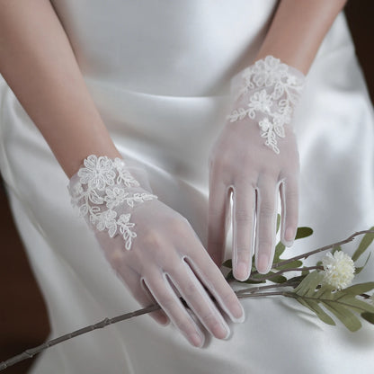 Gants blancs en dentelle de tulle doux faits à la main pour femmes