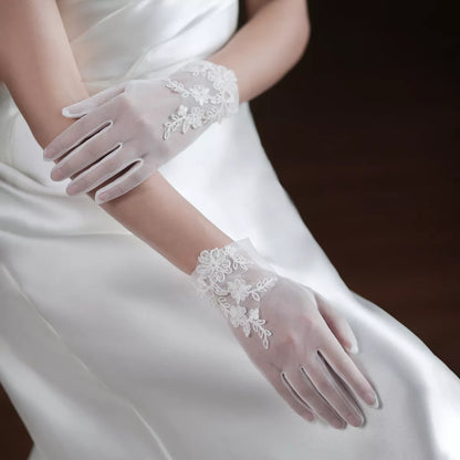 Gants blancs en dentelle de tulle doux faits à la main pour femmes