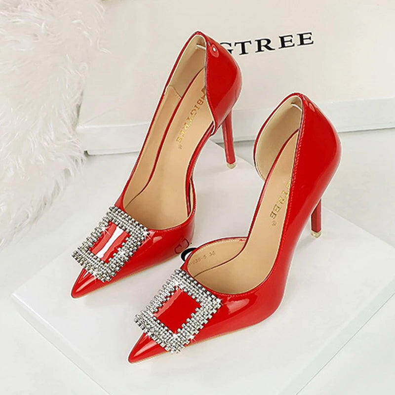 Chaussures à talons pour femmes décoration cristal côté creux bout pointu