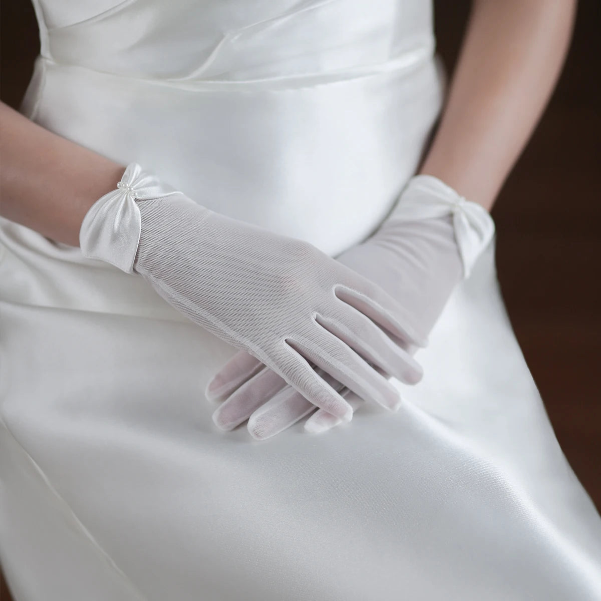 Gants blancs faits à la main en filet élastique pour femmes, gants courts de poignet, nœud en perles de satin