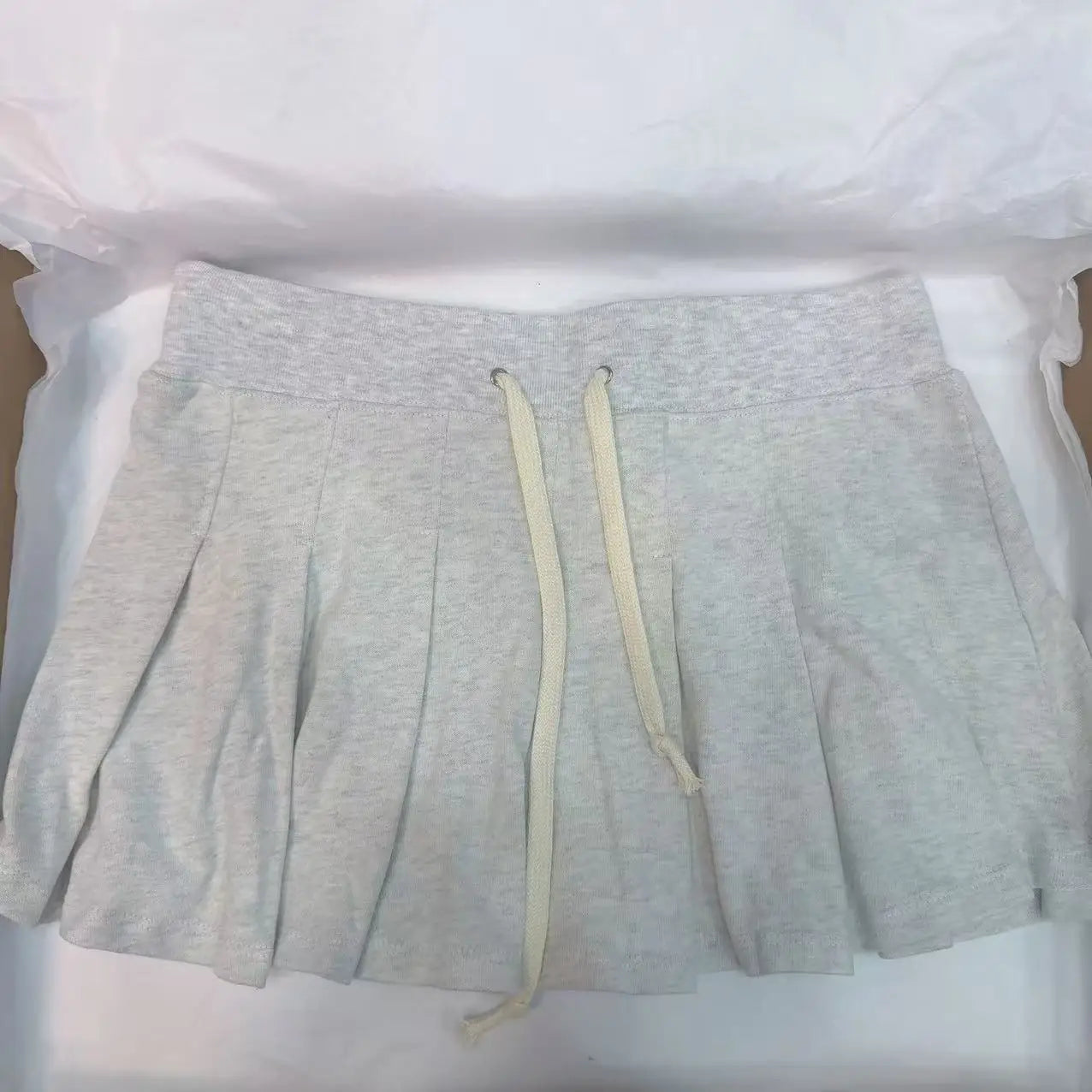 Mini jupe plissée grise avec cordon de serrage pour femmes