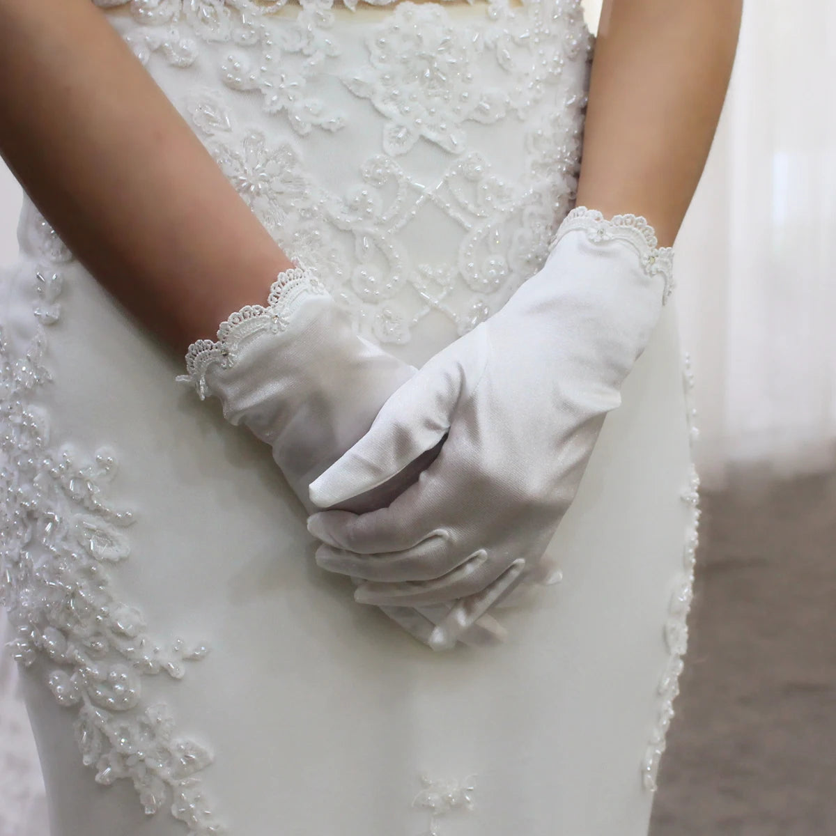 Gants en Satin blanc pour mariée, exquis, dentelle creuse, cristal, bord perlé