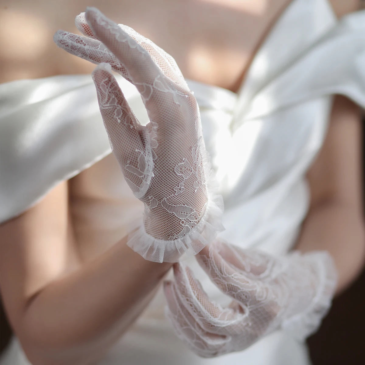 Gants de Demoiselle d'Honneur Courts et Blancs en Tulle à Bords Volants, Appliqués en Dentelle