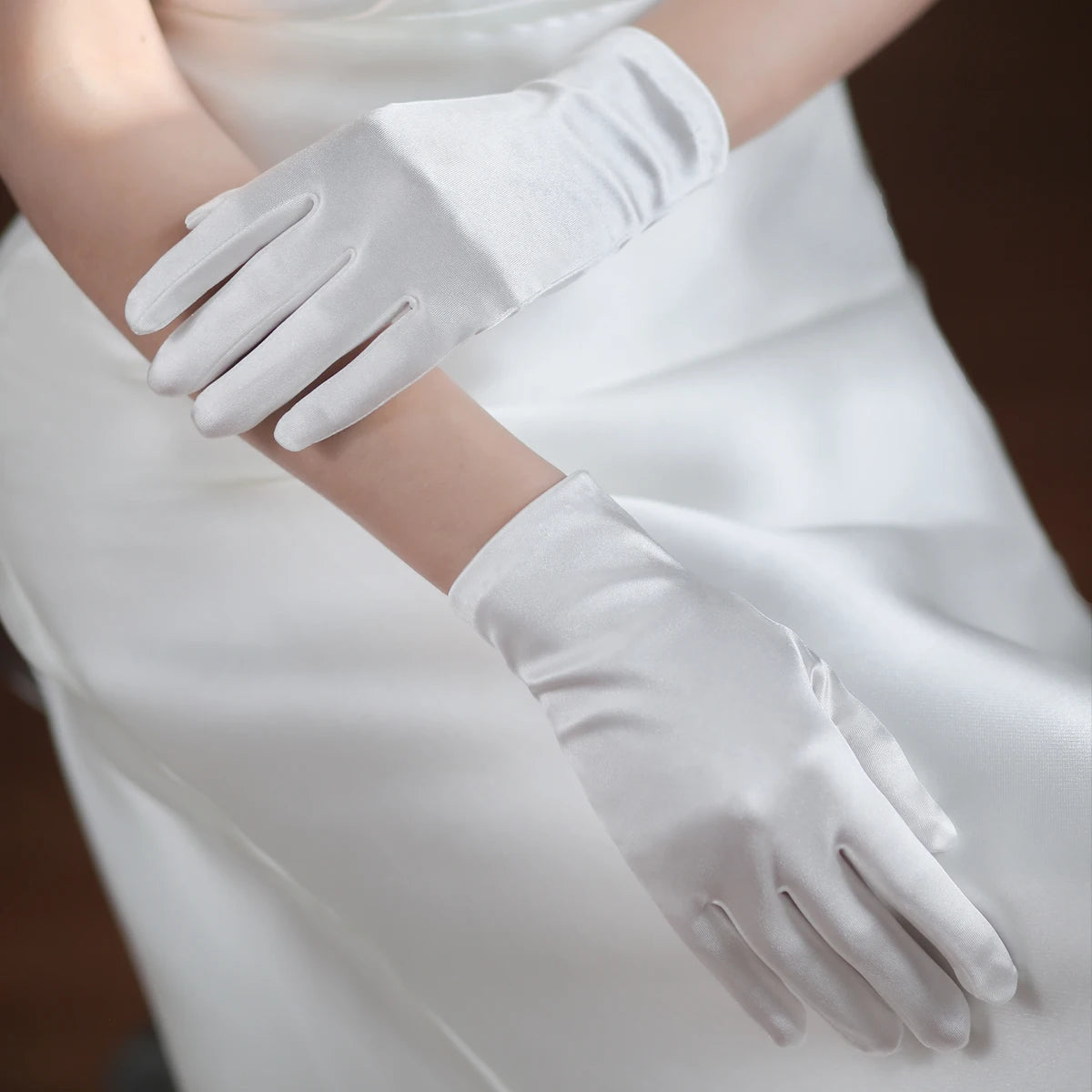 Gants courts blancs en satin pour femmes