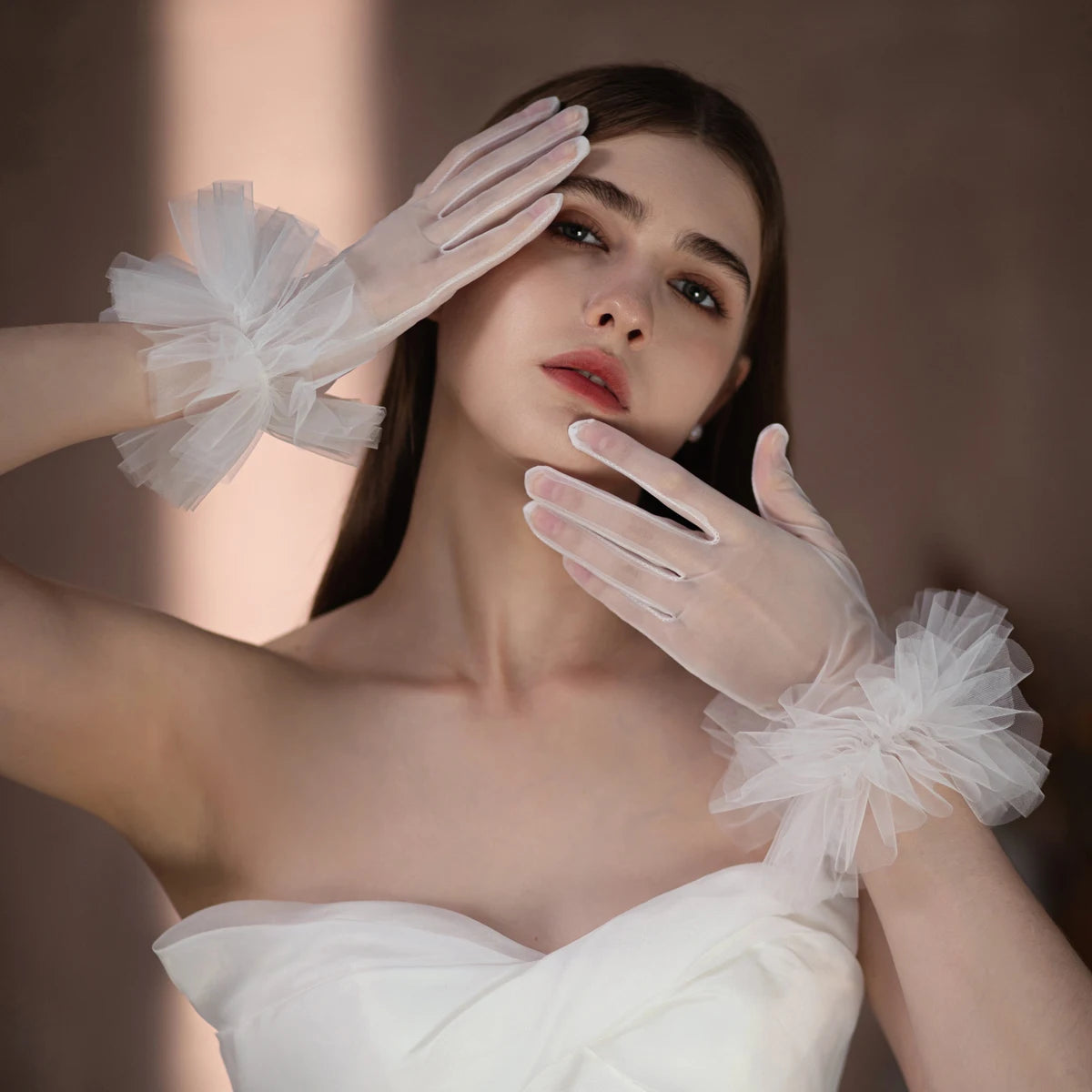 Gants blancs courts à bord volanté en tulle doux pour femmes