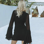 Jupe courte plissée à col en v avec manches évasées pour femmes