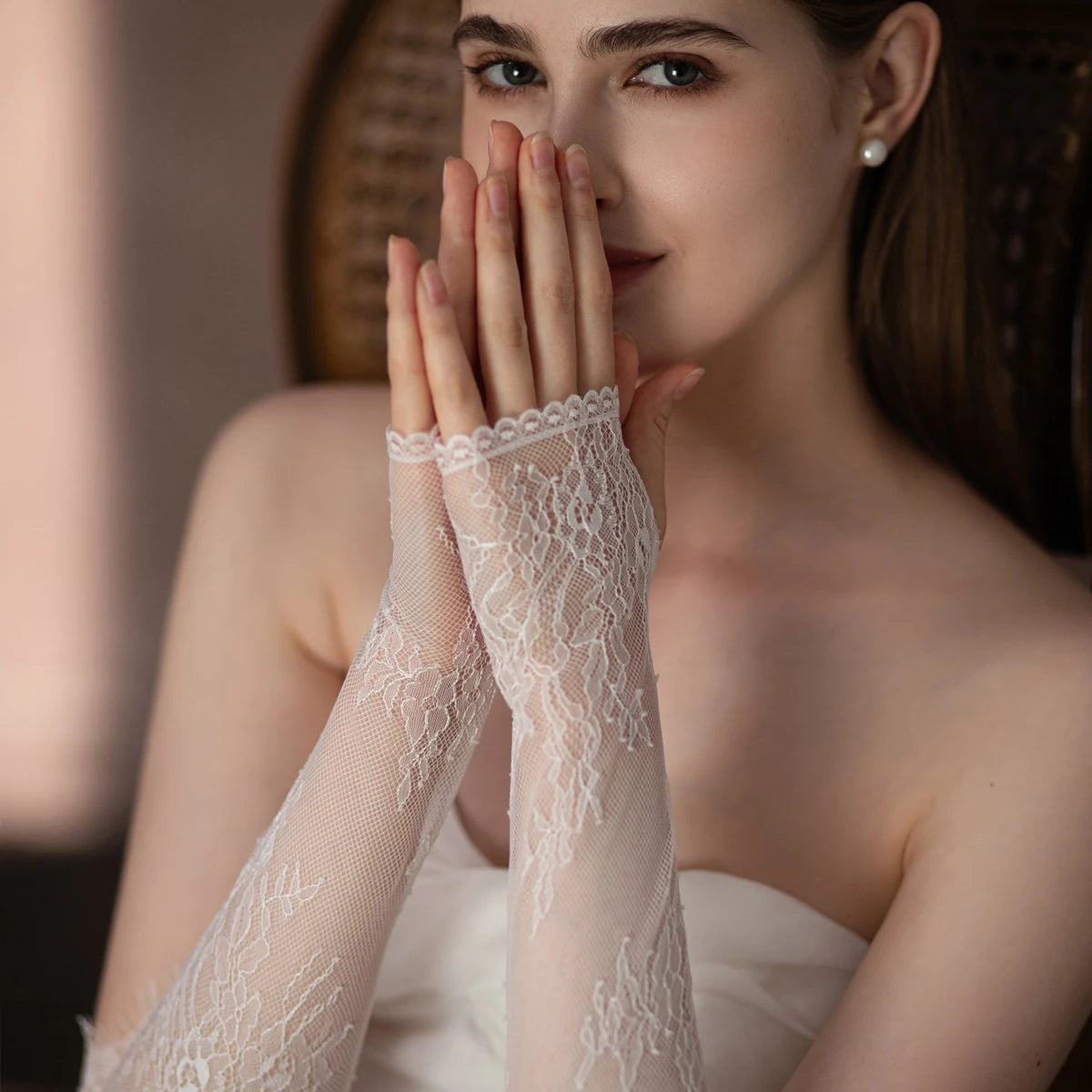 Gants de mariage élégants pour femmes, dentelle de cils, blancs, longs, sans doigts