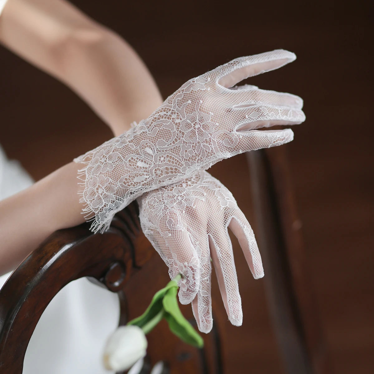 Gants blancs courts en dentelle de cils pour femmes