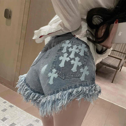 Short en jean à franges à bords bruts de style gothique pour femme