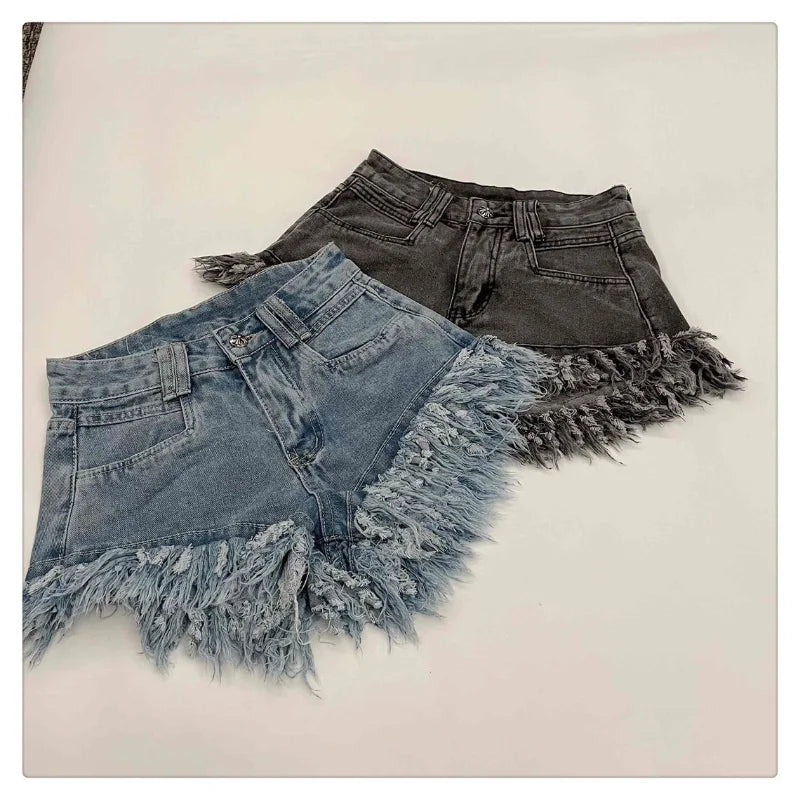 Short en jean à franges à bords bruts de style gothique pour femme