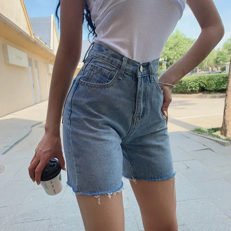 Short en jean taille haute à jambes larges pour femme, avec pompon