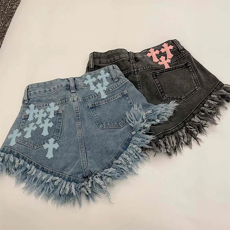 Short en jean à franges à bords bruts de style gothique pour femme