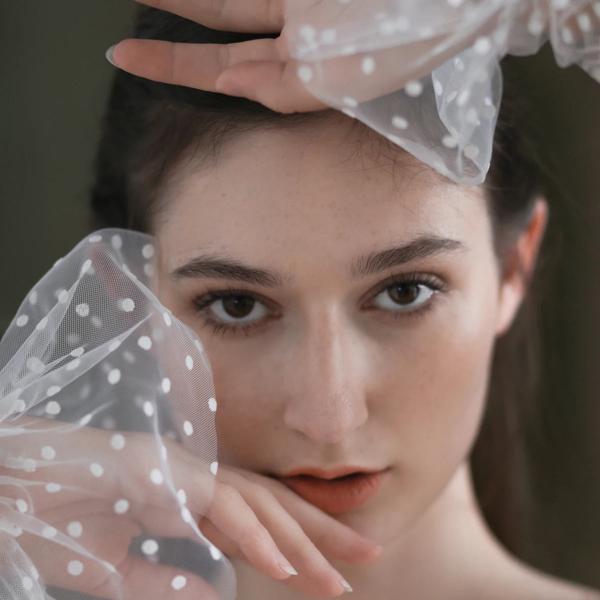 Gants élégants blancs à manches longues pour femmes