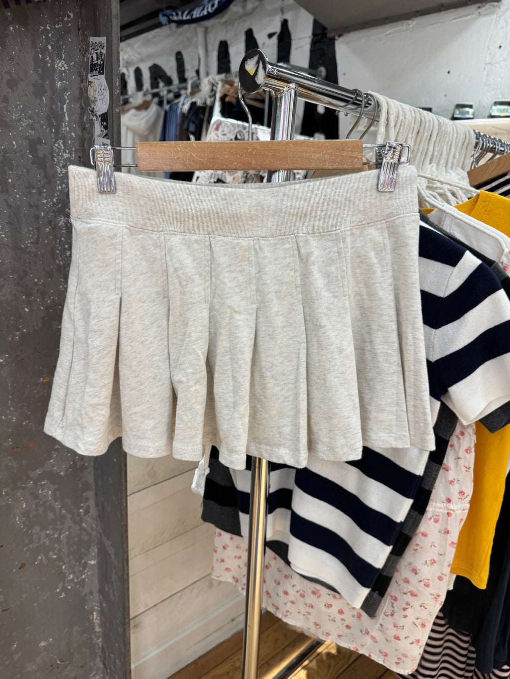 Mini jupe plissée grise avec cordon de serrage pour femmes