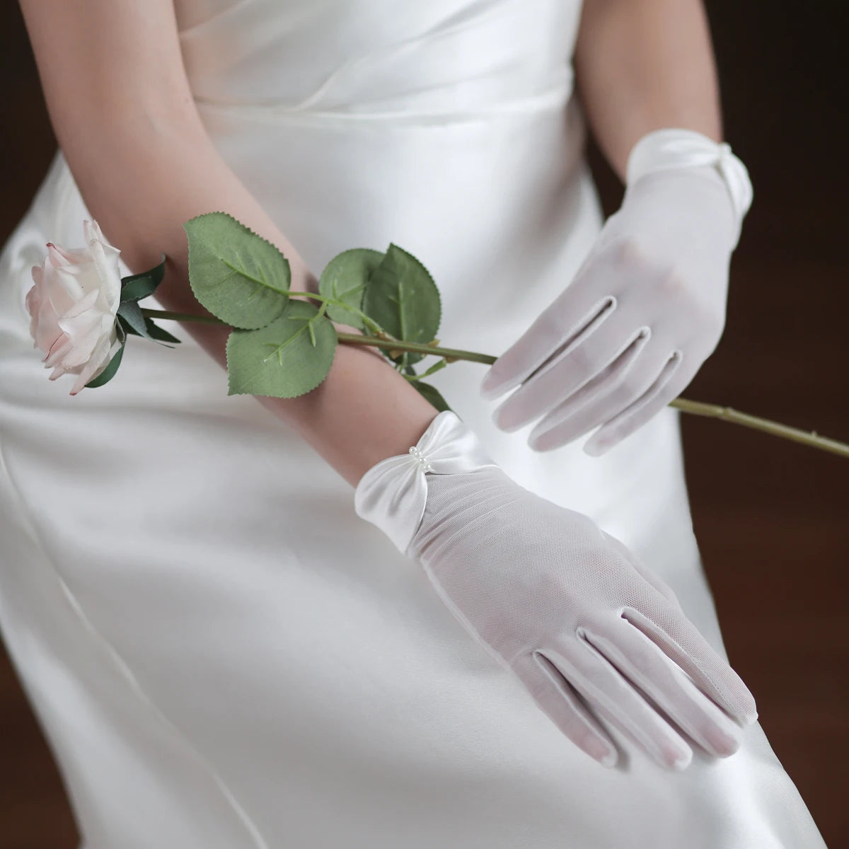 Gants blancs faits à la main en filet élastique pour femmes, gants courts de poignet, nœud en perles de satin