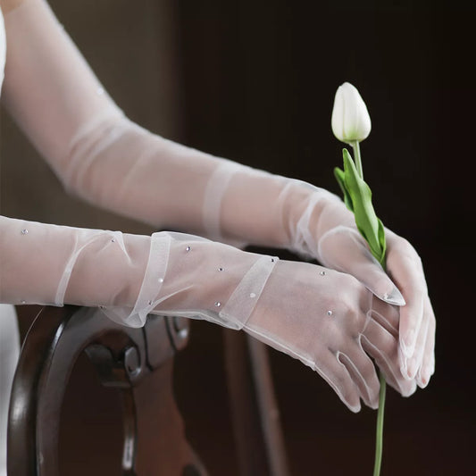 Gants longs et élégants blancs, tulle pur uni, perles de cristal