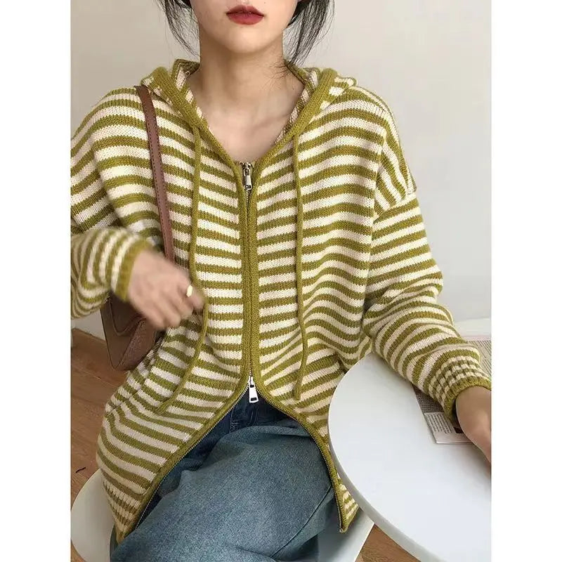 Pull à capuche à rayures pour femme