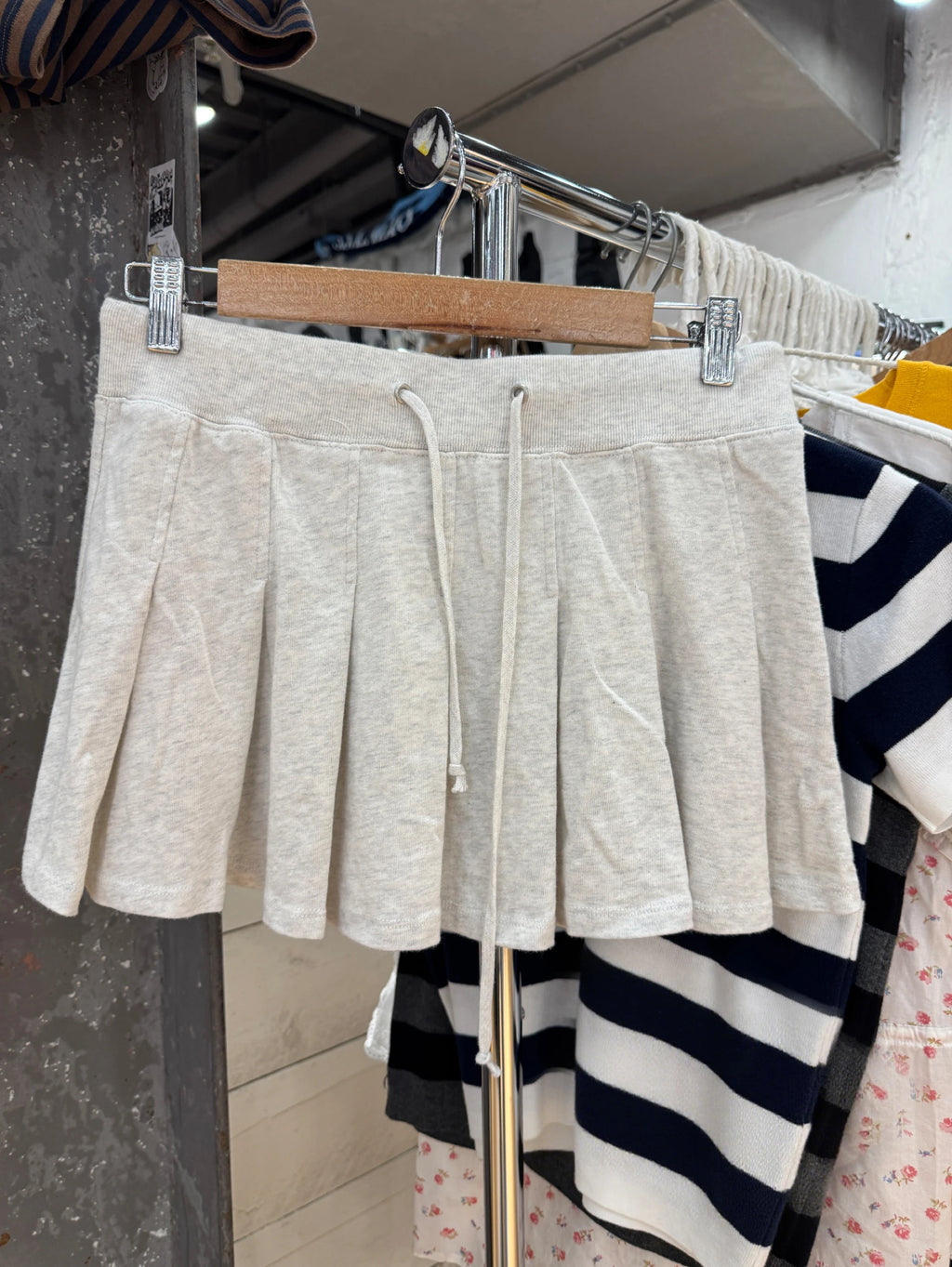 Mini jupe plissée grise avec cordon de serrage pour femmes