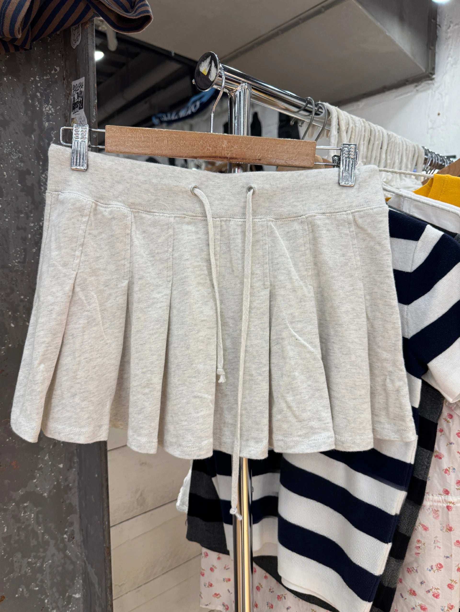 Mini jupe plissée grise avec cordon de serrage pour femmes