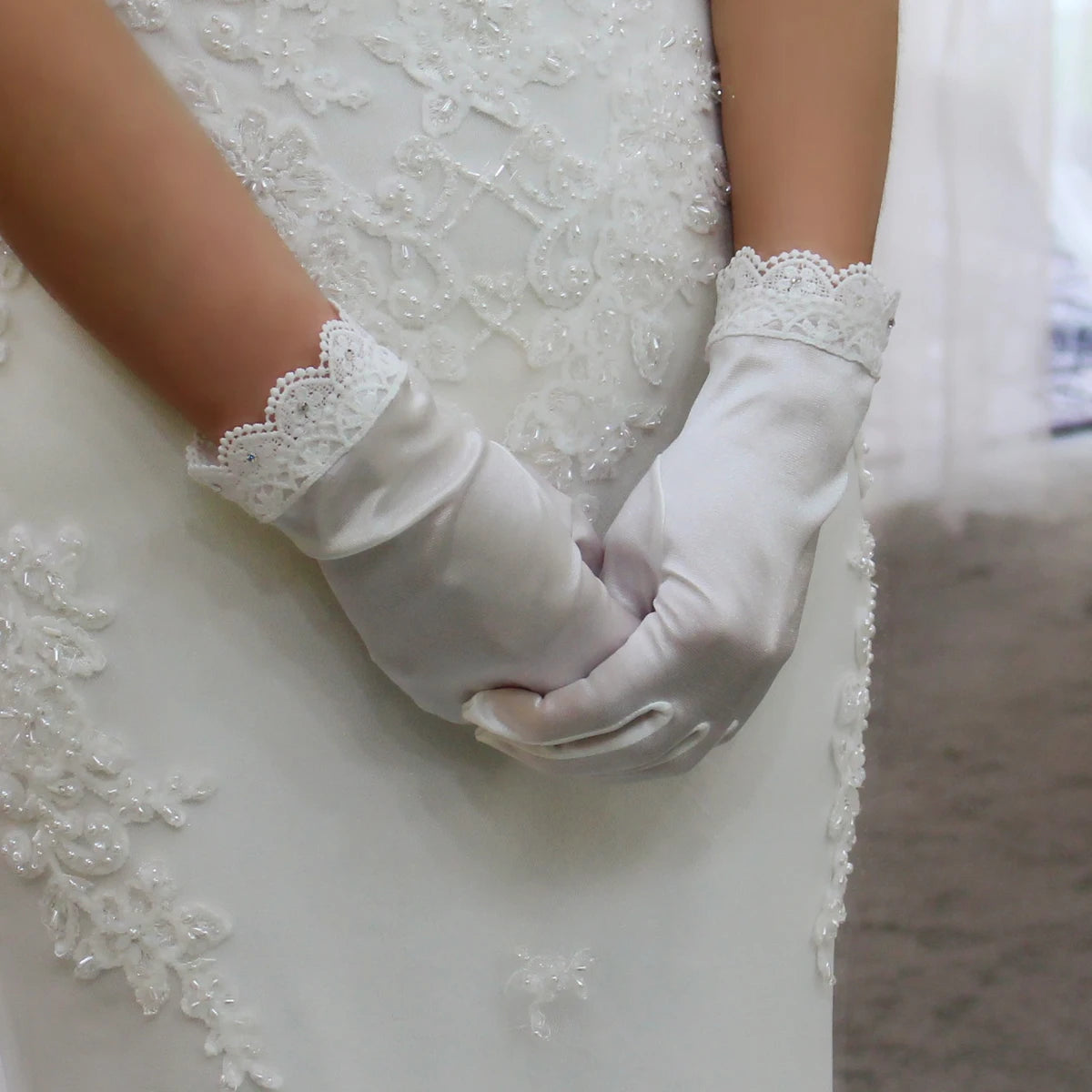 Gants courts en Satin lisse blanc, élégants, ajourés, bord en dentelle, pour mariée