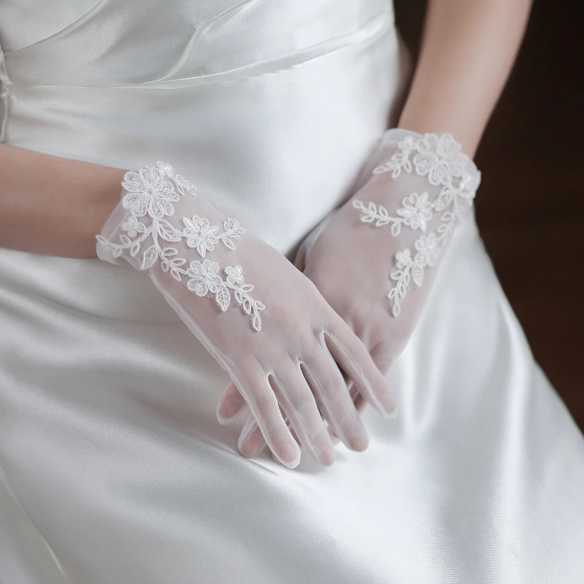 Gants blancs en dentelle de tulle doux faits à la main pour femmes