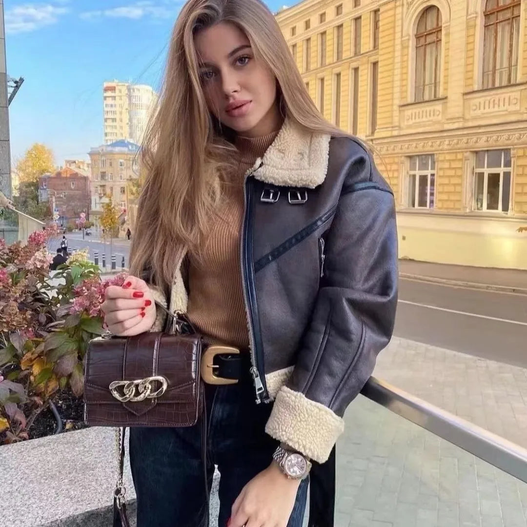 Veste courte en faux cuir d'agneau pour femme