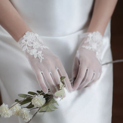 Gants blancs en dentelle de tulle doux faits à la main pour femmes