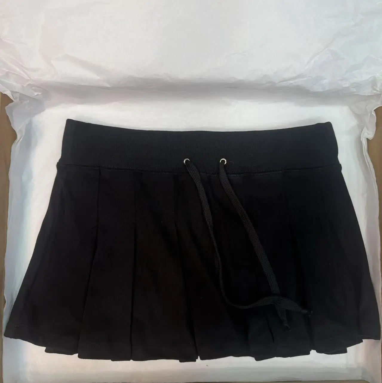 Mini jupe plissée grise avec cordon de serrage pour femmes