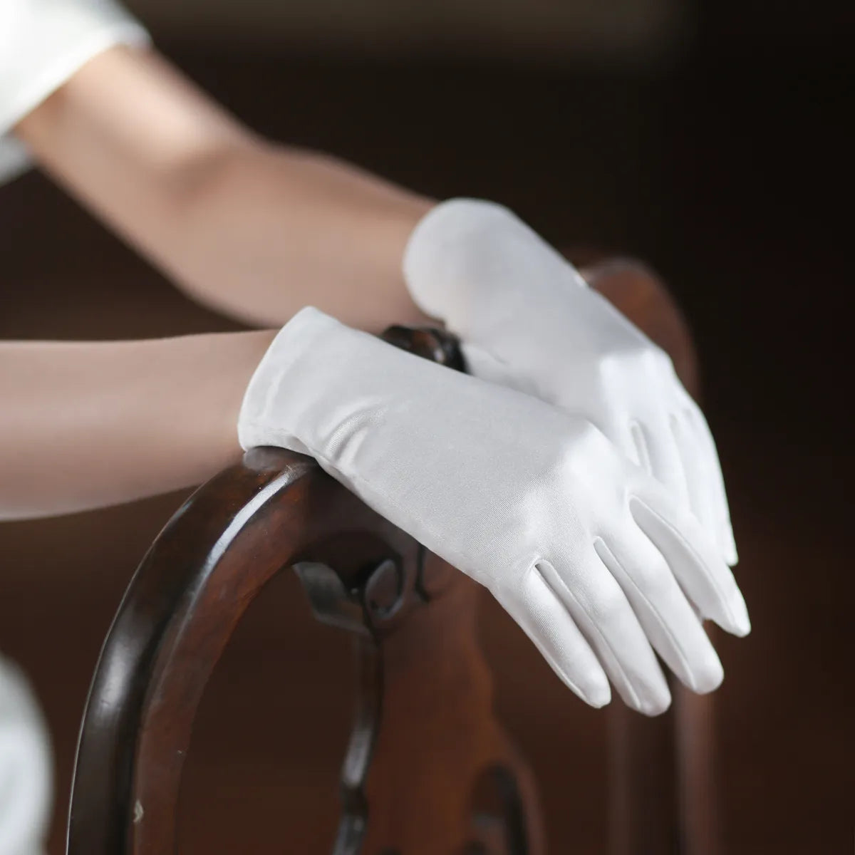 Gants courts blancs en satin pour femmes